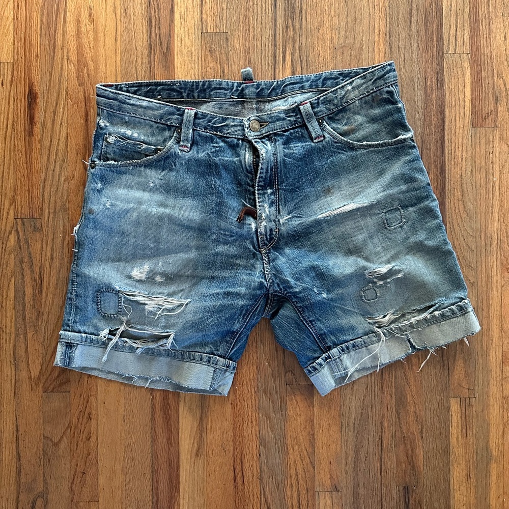 Ultra-distressed DSQUARED jean shorts. I’m a size 30 (male) and they fit me.